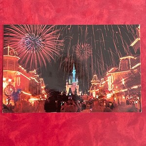 Carte postale vintage Bienvenue à Walt Disney World - Château de Cendrillon - Feux d'artifice Fantasy in the Sky, rue principale