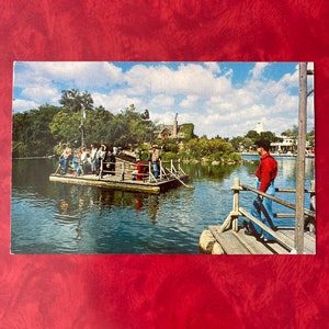 Carte postale vintage Disneyland Frontierland - Huck Finn Rafts - Rivers of America - Tom Sawyers Island