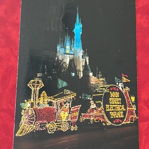 Carte postale vintage Bienvenue à Walt Disney World - Parade électrique dans la rue principale du château de Cendrillon