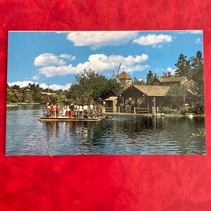 Carte postale vintage de Walt Disney World - En route pour l’aventure - Log Rafts Tom Sawyers Island - Injun Joe’s Cave