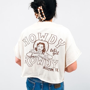Cowgirl Howdy Let’s Get Rowdy Anpassad Möhippa Kort T-shirt, Western Bride Squad T-shirt, Nashville Austin Tema Bröllopsfest T-shirt
