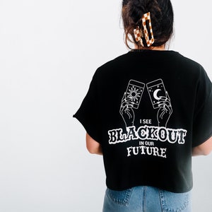 "Personalisiertes ""Ich sehe Blackout in unserer Zukunft"" abgeschnittenes Bachelorette T-Shirt, Blackout auf Bourbon T-Shirt, Braut auf Bourbon, NOLA Braut, NOLA."
