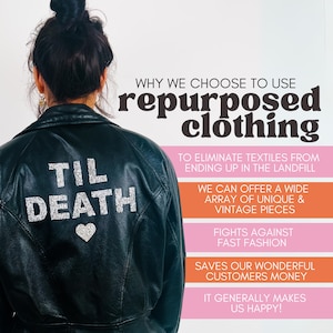 Puede incluir: Una chaqueta de cuero negra con el texto TIL DEATH en purpurina plateada y un s&iacute;mbolo de coraz&oacute;n en la espalda. La imagen incluye texto que explica el uso de ropa reutilizada, enumerando beneficios como reducir los residuos.