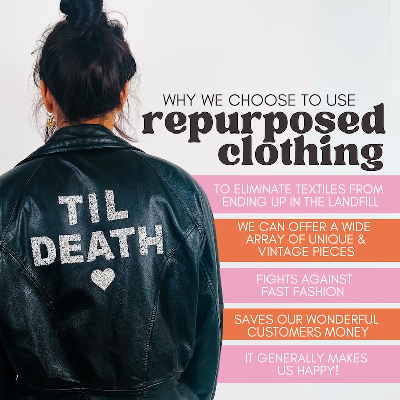 Puede incluir: Una chaqueta de cuero negra con el texto TIL DEATH en purpurina plateada y un s&iacute;mbolo de coraz&oacute;n en la espalda. La imagen incluye texto que explica el uso de ropa reutilizada, enumerando beneficios como reducir los residuos.