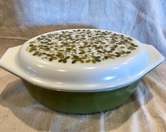 Vintage Pyrex 2.5 qt Verde casserole with lid/Spring Daisy/green