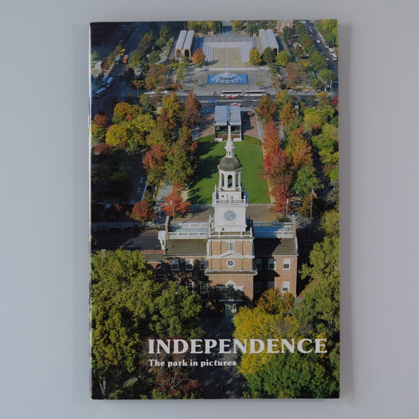 Independence Hall, vintage booklet, The Park In Pictures, Philadelphia, Pennsylvania, historic site, Carpenter's Hall, William Penn, 1990s