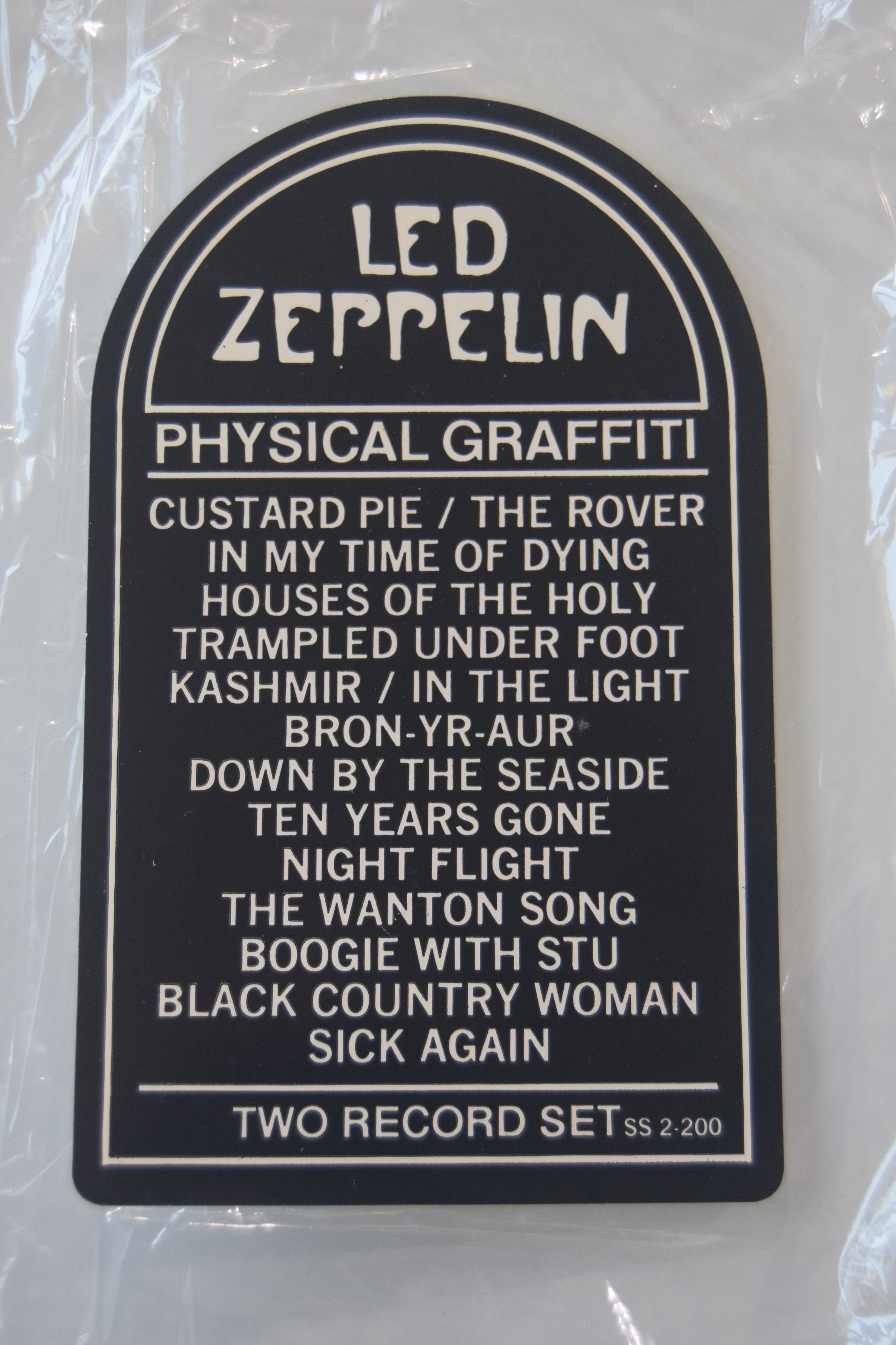 Led Zeppelin vintage vinyl 2x LPs Physical Graffiti - Plant / Page / Bonham /Jones, Kashmir, Hard Rock / Classic Rock, die-cut cover, 1975 Led Zeppelin vintage vinyl 2x LPs Physical Graffiti - Plant / Page / Bonham /Jones, Kashmir, Hard Rock / Classic Rock, die-cut cover, 1975