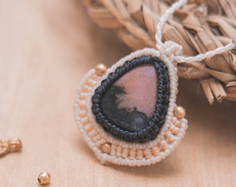 Rhodonite macrame amulet, Rhodonite pendant, macrame pendant, Rhodonite beige amulet, dainty Rhodonite, boho jewelry, xmas gift, Rhodonite