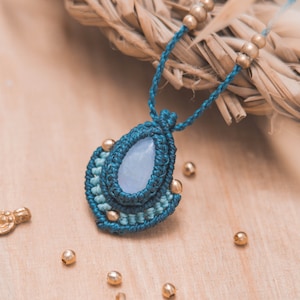Small Moonstone macrame pendant, Rainbow moonstone amulet pendant, Green macrame pendant, macrame pendant, moonstone, healing stone, dainty