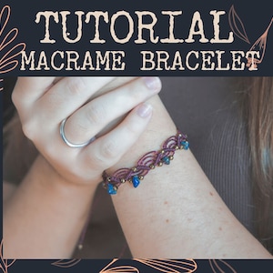 Op de afbeelding: Een close-up van een paarse macramé armband met blauwe en gouden kralen. De armband zit om een pols.