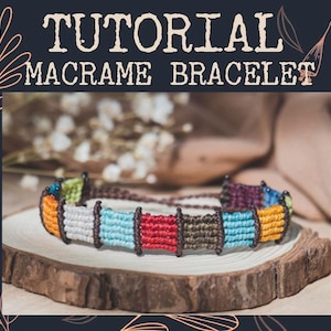 Może przedstawiać: Obrazek z tutorialem bransoletki makramy. Bransoletka ma brązowy sznurek z kolorowymi kwadratowymi wzorami w kolorze pomarańczowym, białym, niebieskim, czerwonym i zielonym. Tekst "TUTORIAL MACRAME BRACELET" znajduje się u góry obrazka.