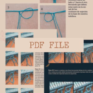 Op de afbeelding: Een PDF-bestand met instructies voor macram&eacute; knopen. Het bestand toont stapsgewijze diagrammen met turquoise koord en tekst in het Spaans. Het bestand staat op een lichtbruine achtergrond met een bloemenontwerp.