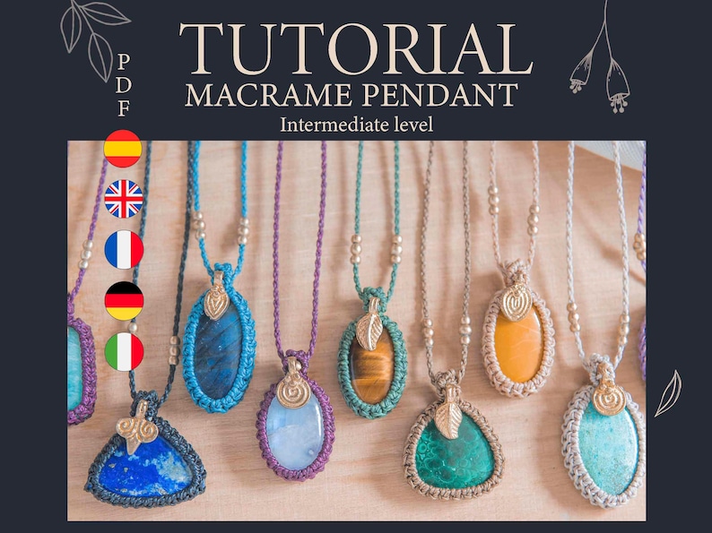 Puede incluir: Una imagen de un tutorial de colgante de macram&eacute;, con el texto "TUTORIAL MACRAME PENDANT Intermediate level". Se muestran varios colgantes de macram&eacute; con piedras de diferentes colores, como azul, morado, verde y amarillo, cada uno con un dise&ntilde;o &uacute;nico.