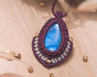 Labradorite dainty pendant, Labradorite macrame necklace, Powerful Labradorite pendant, Gift for her, Bohemian jewelry, Powerfull pendant
