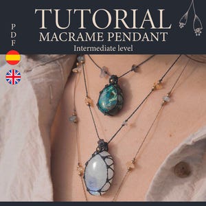 Puede incluir: Imagen de un tutorial con el texto "TUTORIAL MACRAME PENDANT Intermediate level". La imagen muestra dos colgantes de macramé con piedras preciosas. Uno tiene una piedra azul-verdosa, el otro una piedra blanca. Ambos están en cordones negros.