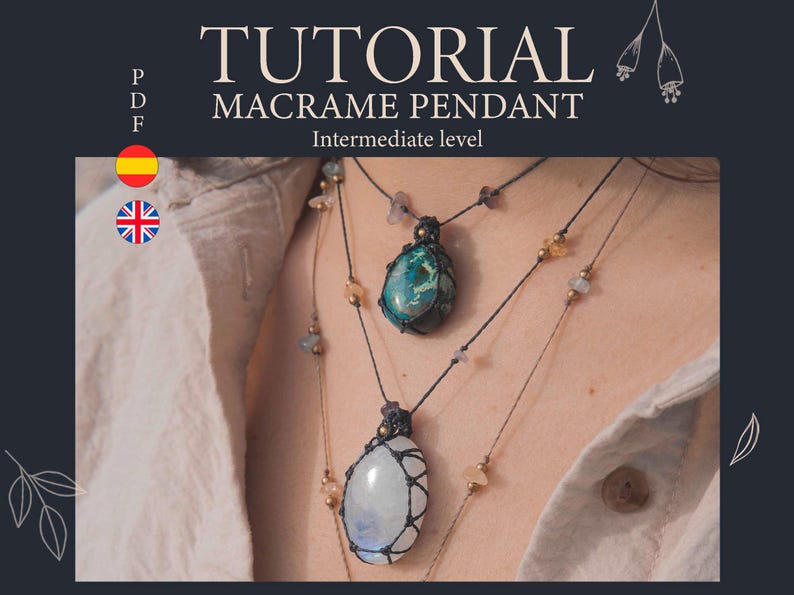 Op de afbeelding: Een afbeelding met de tekst "TUTORIAL MACRAME PENDANT Intermediate level". De afbeelding toont twee macram&eacute; hangers met edelstenen. E&eacute;n hanger heeft een blauwgroene steen, de andere een witte steen. Beide hangen aan zwarte koorden.