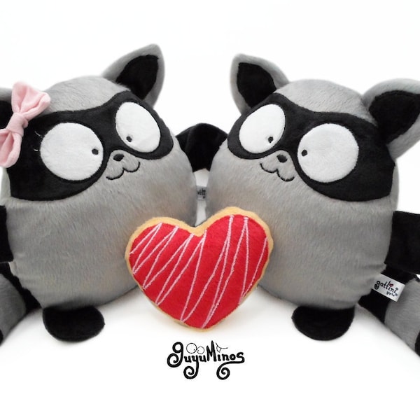 Pareja Mapaches de peluche tierno regalo recuerdo aniversario amor decoracion boda nombre personalizado animal corazón novio novia guyuminos