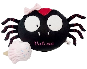 Spinne Mädchen oder Junge Plüschtier Geschenk Dekor personalisierte Name Plushies Cute Birthday Goth Kinderzimmer Tier Herz Liebe Kind Tag Halloween Guyuminos