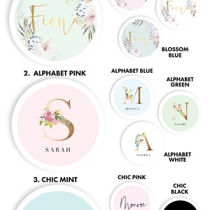 K&ouml;nnte beinhalten: Eine Tabelle mit 12 verschiedenen Designs f&uuml;r personalisierte runde Aufkleber. Die Designs umfassen Blumenmuster, Buchstaben des Alphabets und einfachen Text. Die Farben umfassen Gr&uuml;n, Pink, Blau, Wei&szlig;, Schwarz und Lila.