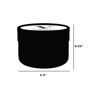 K&ouml;nnte beinhalten: Eine schwarze runde Box mit einem wei&szlig;en Deckel und dem Text "WHITE CONFETTI BOX" auf dem Deckel. Die Box hat einen Durchmesser von 5,5 Zoll und eine H&ouml;he von 4,25 Zoll.