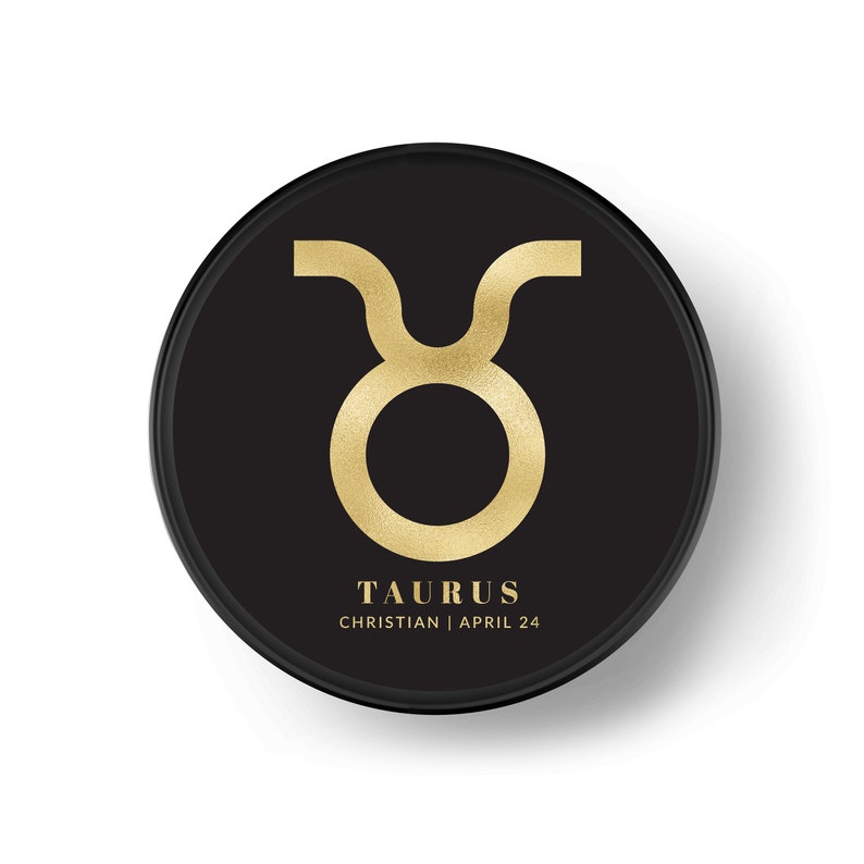 K&ouml;nnte beinhalten: Ein schwarzer Kreis mit einem goldenen Stier-Sternzeichen und dem Text "TAURUS CHRISTIAN | APRIL 24".