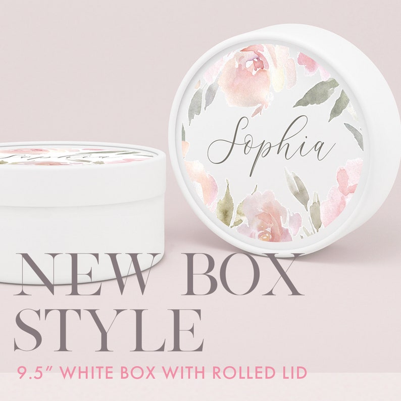 K&ouml;nnte beinhalten: Eine wei&szlig;e runde Box mit einem gerollten Deckel. Der Deckel hat ein Blumenmuster mit rosa und gr&uuml;nen Aquarellblumen und den Namen "Sophia" in Kursivschrift. Die Box hat einen Durchmesser von 9,5 Zoll.