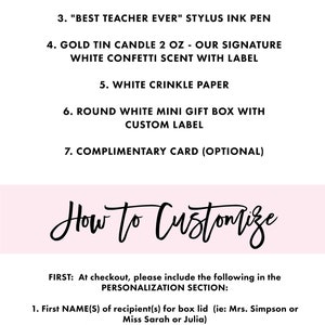 Pu&ograve; includere: Una grafica rosa e bianca con il testo "What's Included" e un elenco di articoli inclusi in una scatola regalo per insegnanti. Gli articoli includono una bomba da bagno con glitter dorati, un blocco note adesivo rosa pallido, una penna a inchiostro, una candela in una lattina dorata, carta crespa bianca, una piccola scatola regalo bianca rotonda e un biglietto di cortesia. La grafica include anche il testo "How to Customize" e istruzioni per personalizzare la scatola regalo.