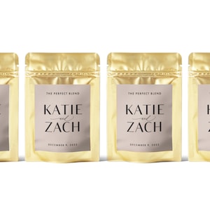 Puede incluir: Cuatro bolsas de papel de aluminio dorado con etiquetas que dicen "The Perfect Blend" y "KATIE and ZACH" con la fecha "DECEMBER 9, 2023".
