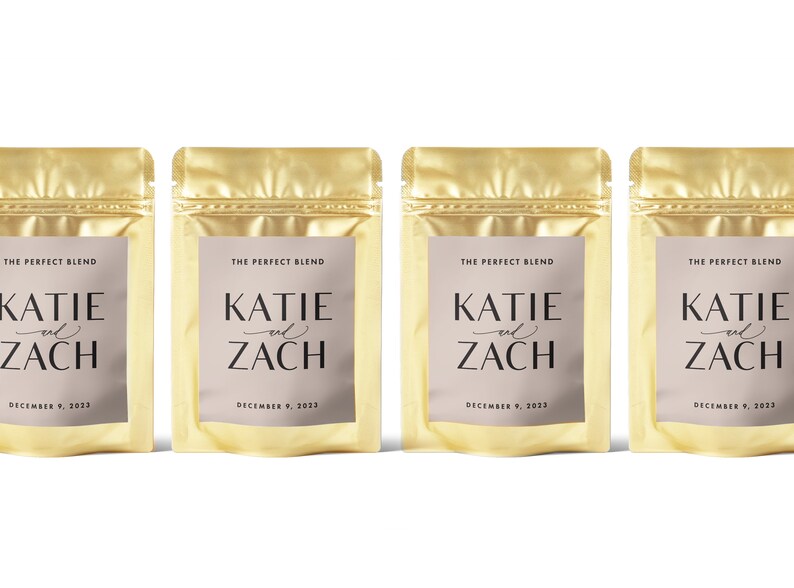Puede incluir: Cuatro bolsas de papel de aluminio dorado con etiquetas que dicen "The Perfect Blend" y "KATIE and ZACH" con la fecha "DECEMBER 9, 2023".