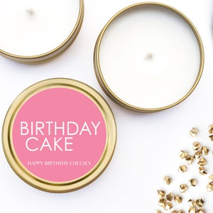 以下が含まれることがあります： ピンクとゴールドのキャンドルで、"Birthday Cake"と"Happy Birthday Chelsey"の文字が書かれています。