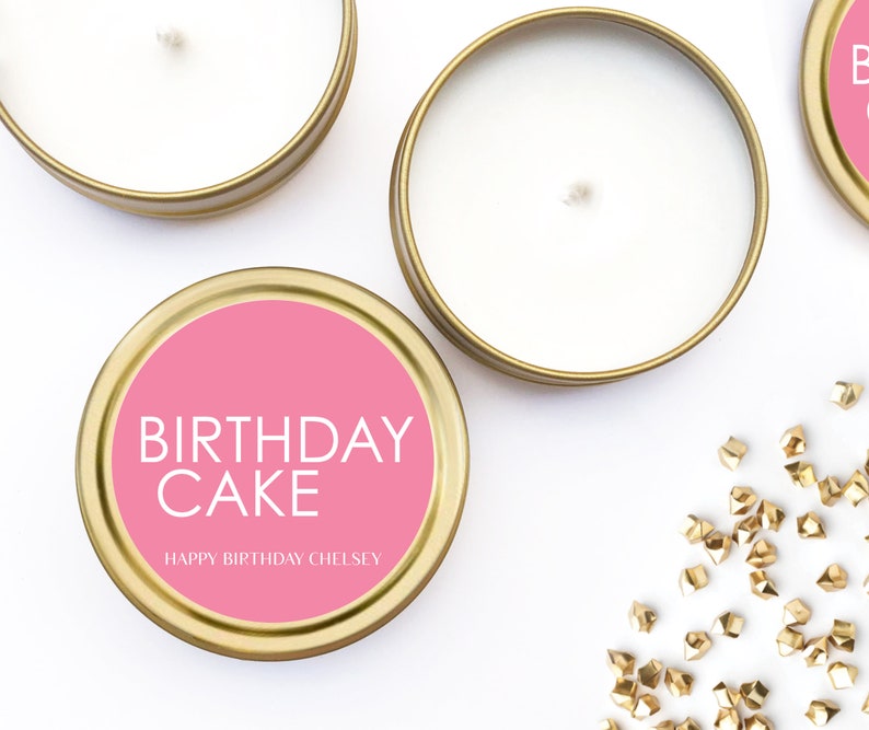 以下が含まれることがあります： ピンクとゴールドのキャンドルで、"Birthday Cake"と"Happy Birthday Chelsey"の文字が書かれています。