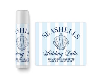 Op de afbeelding: Een cilindrische lippenbalsemhuls en een rechthoekig etiket met een lichtblauwe en witte verticaal gestreepte achtergrond. Het ontwerp bevat een donkerblauwe illustratie van een schelp met de tekst SEASHELLS & Wedding Bells EMILIE'S BACHELORETTE JUNE 5-8 | NANTUCKET.