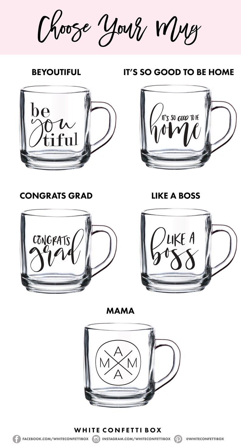 Puede incluir: Cinco tazas de vidrio diferentes con diferentes lemas impresos en ellas. Las tazas son todas de vidrio transparente con un asa negra. Los lemas en las tazas son "Beyoutiful", "It's so good to be home", "Congrats Grad", "Like a Boss" y "Mama".