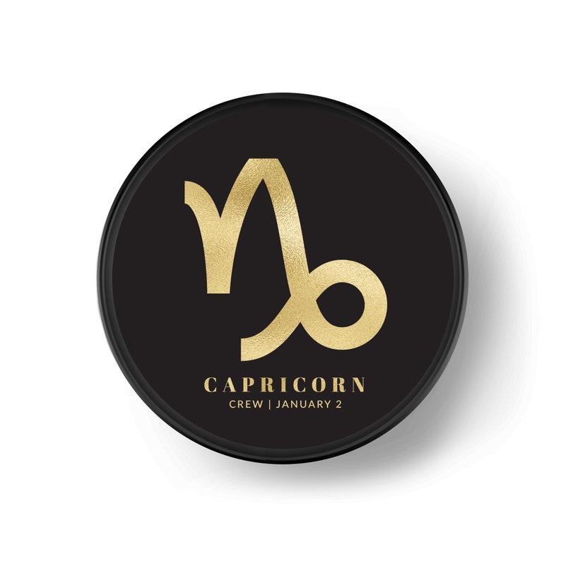 K&ouml;nnte beinhalten: Ein schwarzer Kreis mit einem goldenen Sternzeichen Steinbock und dem Text "CAPRICORN CREW | JANUARY 2".