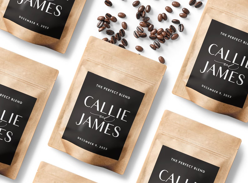 Puede incluir: Cuatro bolsas de papel marr&oacute;n con etiquetas negras que dicen "The Perfect Blend" y "Callie and James" con la fecha de la boda "December 9, 2023". Granos de caf&eacute; esparcidos sobre un fondo blanco.