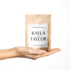 Puede incluir: Una bolsa de papel marr&oacute;n con una etiqueta blanca que dice "The Perfect Blend" y "KAYLA and TAYLOR" con la fecha "DECEMBER 9, 2023".