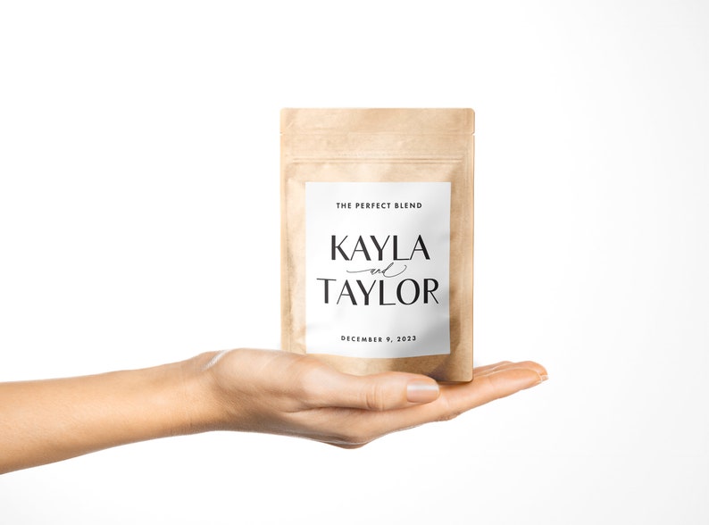 Puede incluir: Una bolsa de papel marr&oacute;n con una etiqueta blanca que dice "The Perfect Blend" y "KAYLA and TAYLOR" con la fecha "DECEMBER 9, 2023".