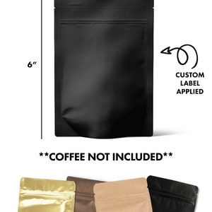 Puede incluir: Cuatro bolsas de pie para envasar granos de caf&eacute; u otros productos. Las bolsas est&aacute;n disponibles en dorado met&aacute;lico, bronce met&aacute;lico, papel kraft y negro mate met&aacute;lico. Las bolsas miden 15,2 cm de alto y 10,2 cm de ancho. El texto "CUSTOM LABEL APPLIED" es visible en la bolsa negra. El texto "COFFEE NOT INCLUDED" es visible debajo de la bolsa negra.