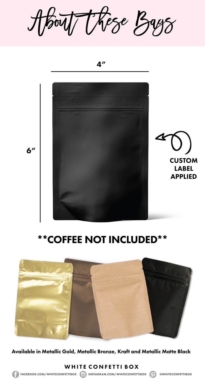 Puede incluir: Cuatro bolsas de pie para envasar granos de caf&eacute; u otros productos. Las bolsas est&aacute;n disponibles en dorado met&aacute;lico, bronce met&aacute;lico, papel kraft y negro mate met&aacute;lico. Las bolsas miden 15,2 cm de alto y 10,2 cm de ancho. El texto "CUSTOM LABEL APPLIED" es visible en la bolsa negra. El texto "COFFEE NOT INCLUDED" es visible debajo de la bolsa negra.