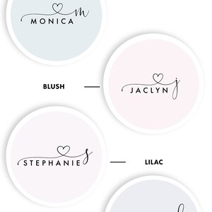 Puede incluir: Cuatro opciones de color diferentes para un dise&ntilde;o de logotipo personalizado. El logotipo presenta un nombre escrito a mano con un s&iacute;mbolo de coraz&oacute;n. Las opciones de color son azul invierno, rubor, lila y acero.