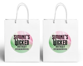 Può includere: Due sacchetti regalo in carta bianca con manici intrecciati bianchi. Ogni sacchetto presenta un adesivo circolare con uno sfondo astratto rosa e verde, testo nero SIMONE'S WICKED BIRTHDAY e un'etichetta rettangolare nera THANK YOU FOR COMING.