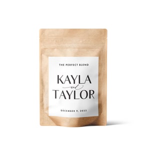 Puede incluir: Una bolsa de papel marr&oacute;n con una etiqueta blanca que dice "THE PERFECT BLEND" y "KAYLA and TAYLOR" con la fecha "DECEMBER 9, 2023".