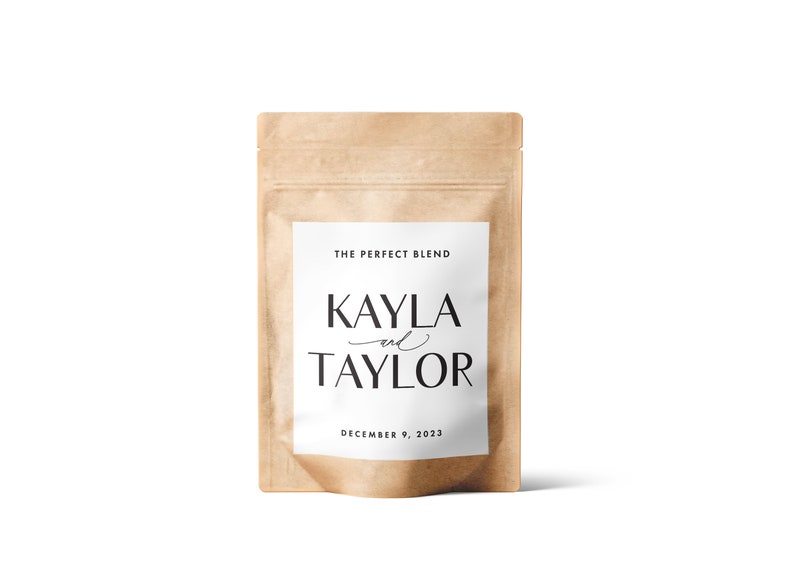 Puede incluir: Una bolsa de papel marr&oacute;n con una etiqueta blanca que dice "THE PERFECT BLEND" y "KAYLA and TAYLOR" con la fecha "DECEMBER 9, 2023".