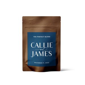 Puede incluir: Una bolsa de papel marr&oacute;n con una etiqueta azul que dice "The Perfect Blend" y "Callie and James" con la fecha "December 9, 2023".
