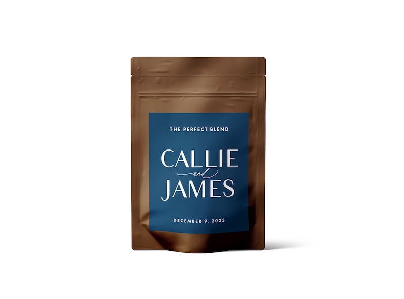 Puede incluir: Una bolsa de papel marr&oacute;n con una etiqueta azul que dice "The Perfect Blend" y "Callie and James" con la fecha "December 9, 2023".