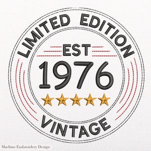 Op de afbeelding: Geborduurde patch met een cirkelvormig ontwerp. De tekst luidt "LIMITED EDITION VINTAGE EST 1976" in zwart, met vijf gouden sterren aan de onderkant. Rode gebogen lijnen en een witte achtergrond maken het ontwerp compleet.