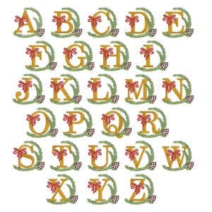 Può includere: Un alfabeto completo di lettere dorate, ognuna ornata da un fiocco rosso e circondata da una ghirlanda verde con pigne. Le lettere sono in un carattere serif, perfette per le decorazioni natalizie.