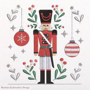 Könnte beinhalten: Gesticktes Design mit einem rot-schwarzen Nussknacker-Soldaten mit Schwert, umgeben von Weihnachtsschmuck, Beeren und Sternen. Das Design enthält den Text "Machine Embroidery Design".