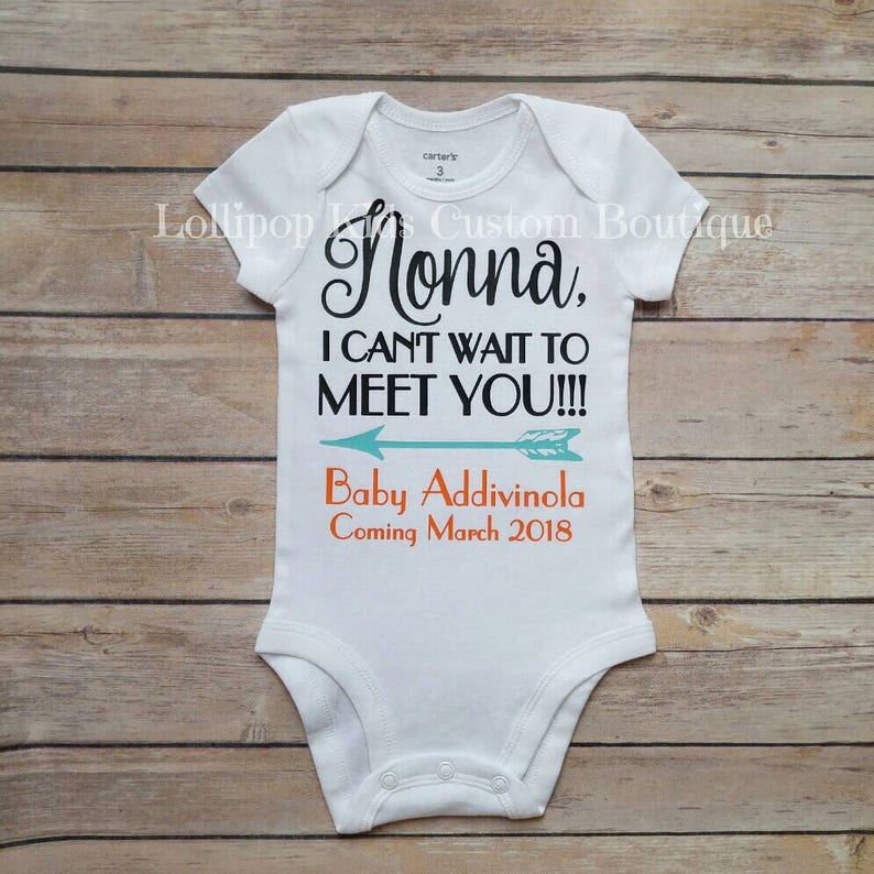 Nonna I can't wait to meet you, Coming soon, pregnancy announcement arrow heart, Gender neutral shirt 画像 2