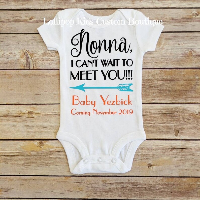 Nonna I can't wait to meet you, Coming soon, pregnancy announcement arrow heart, Gender neutral shirt 画像 1